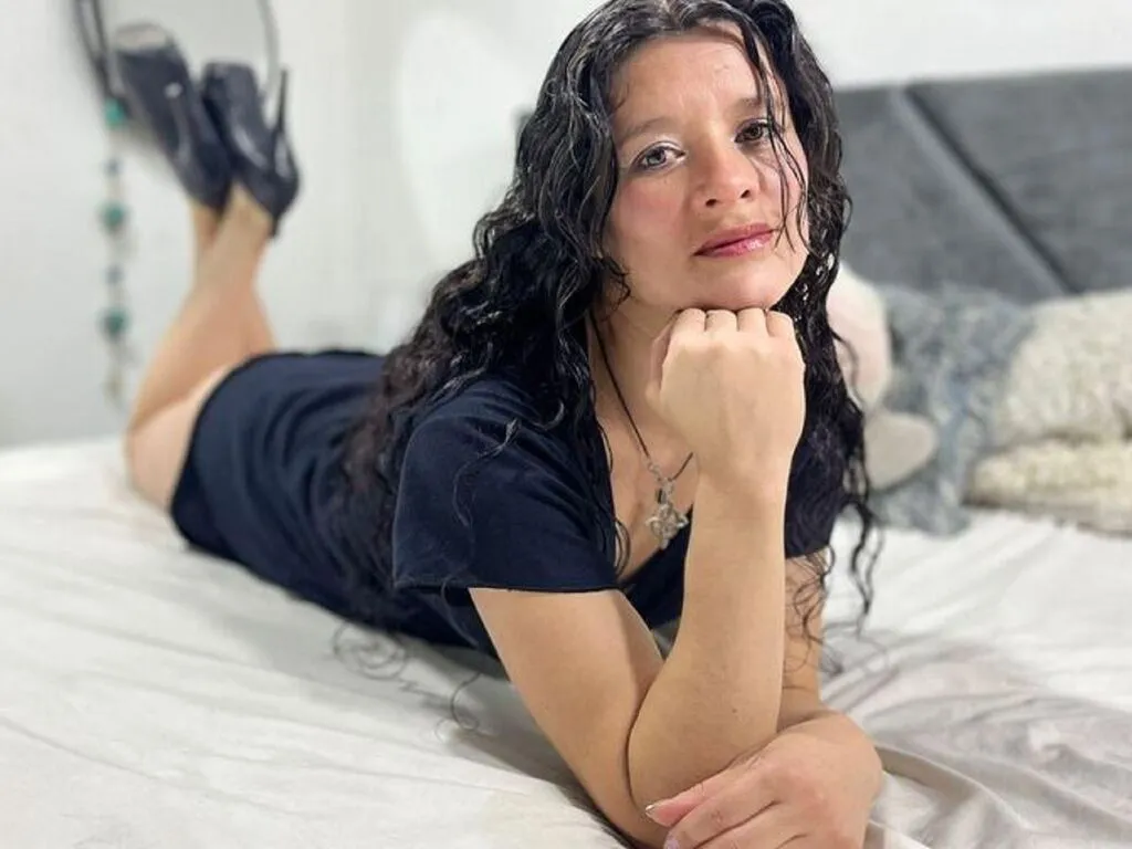 SereneCristal – webcam model profile photo